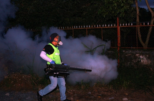 Nhân viên y tế sử dụng kỹ thuật phun hơi nóng diệt muỗi phòng chống vi rút Zika tại ký túc xá Trường Đại học Khoa học Xã hội và Nhân văn TP.HCM. Ảnh: Phương Vy - TTXVN.