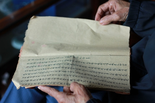 Già làng Sầm Xuân Sinh là người gìn giữ nhiều hiện vật quý của đình làng Ngọc Tân, trong đó có cuốn Ngọc phả bằng chữ Hán.