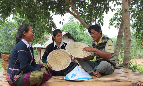 Anh Dư giới thiệu cho chị em trong xã sản phẩm của mình. Ảnh: K.K.S