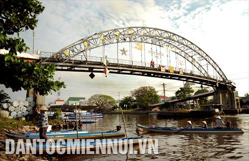 Cầu Thứ Mười Một nối Trung tâm hành chính huyện với thị trấn Thứ Mười Một và các xã bãi ngang ven biển trên địa bàn huyện An Minh