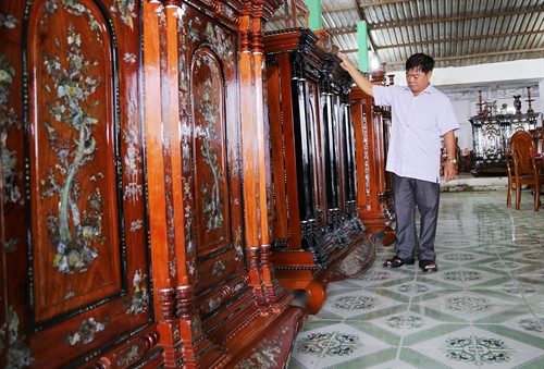 Cửa hàng Hai Á, nơi bày bán tủ thờ Gò Công tại Xã Tân Trung, thị xã Gò Công.