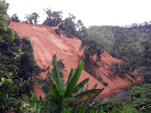 Hàng nghìn mét khối đất,đá được đổ thẳng xuống sông Cầu. Hàng nghìn mét khối đất,đá được đổ thẳng xuống sông Cầu.