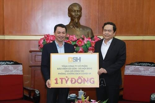 Chủ tịch Ủy ban Trung ương MTTQ Việt Nam Trần Thanh Mẫn tiếp nhận ủng hộ của Tổng Công ty cổ phần Bảo hiểm Sài Gòn – Hà Nội (BSH). Ảnh: TTXVN