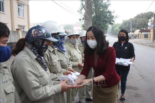 Đồng chí Chu Ngọc Hoa Liễu, Phó Chủ tịch Liên đoàn lao động tỉnh Hưng Yên tặng khẩu trang cho công nhân Công ty TNHH một thành viên môi trường đô thị Hưng Yên. Ảnh: Đinh Tuấn - TTXVN Đồng chí Chu Ngọc Hoa Liễu, Phó Chủ tịch Liên đoàn lao động tỉnh Hưng Yên tặng khẩu trang cho công nhân Công ty TNHH một thành viên môi trường đô thị Hưng Yên. Ảnh: Đinh Tuấn - TTXVN