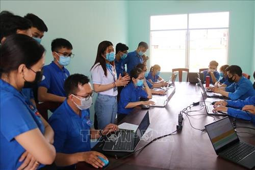 Đoàn viên thanh niên tình nguyện hỗ trợ công tác nhập liệu phiếu khai y tế tại các khu cách ly tập trung Quận 12. Ảnh: TTXVN phát