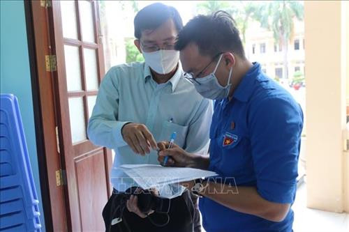 Đoàn viên thanh niên tình nguyện hỗ trợ công tác nhập liệu phiếu khai y tế tại các khu cách ly tập trung Quận 12. Ảnh: TTXVN phát