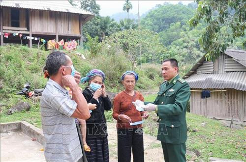 Bộ đội biên phòng đồn Hạnh Dịch, huyện Quế Phong hướng dẫn cách đeo khẩu trang cho bà con dân bản. Ảnh: Nguyễn Oanh-TTXVN. Bộ đội biên phòng đồn Hạnh Dịch, huyện Quế Phong hướng dẫn cách đeo khẩu trang cho bà con dân bản. Ảnh: Nguyễn Oanh-TTXVN.