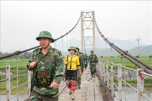 Bộ đội biên phòng đồn Môn Sơn cùng người dân tuần tra bảo vệ biên giới. Ảnh: Nguyễn Oanh-TTXVN. Bộ đội biên phòng đồn Môn Sơn cùng người dân tuần tra bảo vệ biên giới. Ảnh: Nguyễn Oanh-TTXVN.