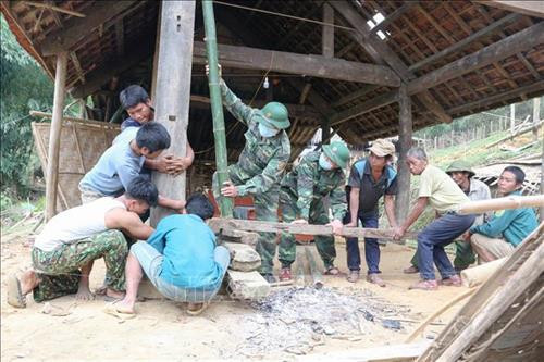 Bộ đội biên phòng đồn Môn Sơn, huyện Con Cuông giúp dân dựng nhà. Ảnh: Nguyễn Oanh-TTXVN. Bộ đội biên phòng đồn Môn Sơn, huyện Con Cuông giúp dân dựng nhà. Ảnh: Nguyễn Oanh-TTXVN.