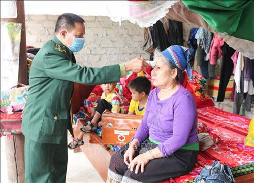 Kiểm tra thân nhiệt ngay tại nhà cho bà con trong mùa dịch COVID 19. Ảnh: Nguyễn Oanh-TTXVN. Kiểm tra thân nhiệt ngay tại nhà cho bà con trong mùa dịch COVID 19. Ảnh: Nguyễn Oanh-TTXVN.