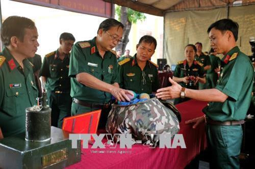Các đại biểu tham quan triển lãm các sản phẩm, sáng kiến tiêu biểu. Ảnh: Thế Anh-TTXVN Các đại biểu tham quan triển lãm các sản phẩm, sáng kiến tiêu biểu. Ảnh: Thế Anh-TTXVN