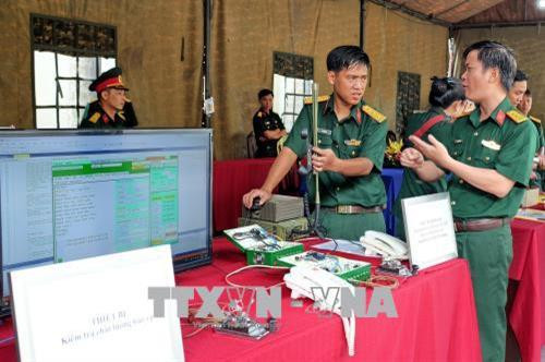 Các đại biểu tham quan triển lãm các sản phẩm, sáng kiến tiêu biểu. Ảnh: Thế Anh-TTXVN Các đại biểu tham quan triển lãm các sản phẩm, sáng kiến tiêu biểu. Ảnh: Thế Anh-TTXVN