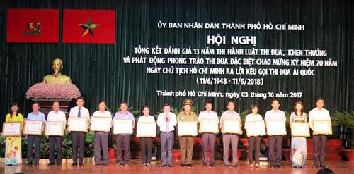 Chủ tịch UBND TPHCM Nguyễn Thành Phong tặng Bằng khen cho các tập thể. Ảnh: Theo thanhuytphcm.vn Chủ tịch UBND TPHCM Nguyễn Thành Phong tặng Bằng khen cho các tập thể. Ảnh: Theo thanhuytphcm.vn