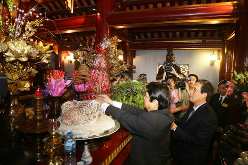 Lãnh đạo tỉnh Phú Thọ thay mặt đồng bào cả nước dâng hương, vật phẩm tri ân Đức Quốc Tổ Lạc Long Quân.