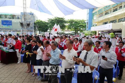 Các đại biểu nhắn tin ủng hộ chương trình “Chung sức vì biển đảo quê hương” tại buổi lễ. Ảnh: Thế Anh-TTXVN