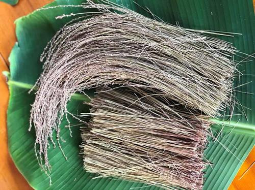 Cỏ thơm là nguyên liệu chính của muối cỏ. Ảnh: Thủy Bình Cỏ thơm là nguyên liệu chính của muối cỏ. Ảnh: Thủy Bình