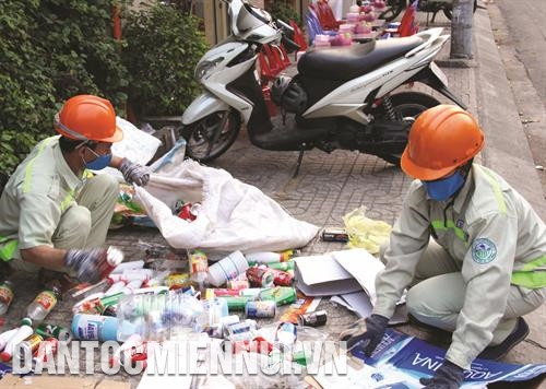 Công nhân Công ty dịch vụ công ích Quận 1 thực hiện thu gom rác đã được phân loại tại nguồn. Ảnh: Thanh Vũ Rác tái chế được tổ vệ sinh thu gom và chuyển về điểm tập trung. Ảnh: Thanh Vũ Công nhân vệ sinh thu gom rác thải tại các hộ dân. Ảnh: Thanh Vũ