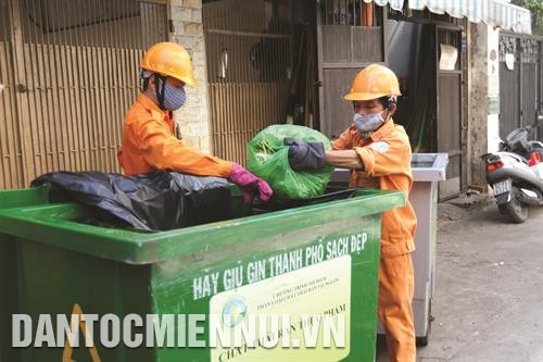 Công nhân Công ty dịch vụ công ích Quận 1 thực hiện thu gom rác đã được phân loại tại nguồn. Ảnh: Thanh Vũ Rác tái chế được tổ vệ sinh thu gom và chuyển về điểm tập trung. Ảnh: Thanh Vũ Công nhân vệ sinh thu gom rác thải tại các hộ dân. Ảnh: Thanh Vũ