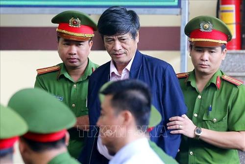 Bị cáo Nguyễn Thanh Hóa (nguyên Cục trưởng Cục Cảnh sát điều tra tội phạm sử dụng công nghệ cao - Bộ Công an) được dẫn giải tới phiên tòa xét xử sơ thẩm 92 bị cáo trong vụ án đánh bạc nghìn tỷ qua mạng Internet. Ảnh: Trung Kiên - TTXVN