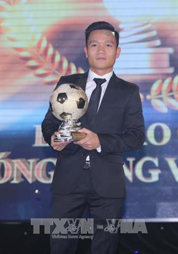 Cầu thủ Đinh Thanh Trung ((Câu lạc bộ QNK Quảng Nam) đoạt giải Quả bóng Vàng. Ảnh: Quang Nhựt – TTXVN Cầu thủ Đinh Thanh Trung ((Câu lạc bộ QNK Quảng Nam) đoạt giải Quả bóng Vàng. Ảnh: Quang Nhựt – TTXVN