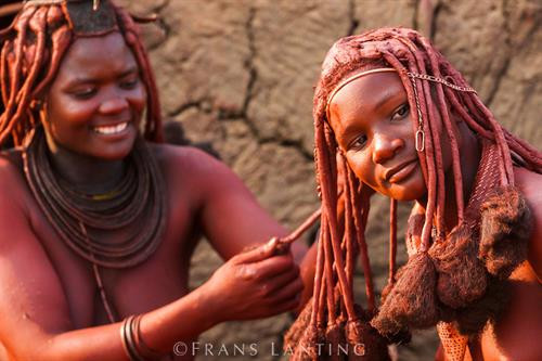 Bộ tộc Wodaabe: Bộ tộc này sống du canh du cư ở Niger, Nigeria, Cameroon, Chad... Cuối mỗi mùa mưa gần hồ Chad, người Wodaabe tổ chức Cure Salee - lễ hội của dân du mục. Hoạt động nổi bật nhất của lễ hội là cuộc thi sắc đẹp của các chàng trai. Họ mặc trang phục lộng lẫy nhất, trang điểm và đeo trang sức, đứng chờ các cô gái đánh giá. Răng và tròng mắt trắng được ca ngợi, do đó những người tham dự thường cố gắng cười hết cỡ. Ảnh: Daily Mail. Bộ tộc Mursi, Ethiopia: Môi dưới của phụ nữ trong bộ tộc được tạo lỗ từ khi còn nhỏ, sau đó lồng một chiếc đĩa gốm vào. Kích cỡ đĩa tăng dần theo thời gian và đĩa càng lớn càng được coi trọng. Ảnh: Sosyal Bilimler. Bộ tộc Himba, Namibia: Phụ nữ của tộc Himba nổi tiếng với tóc và làn da ánh đỏ. Họ bôi otjize - một hỗn hợp gồm bơ, mỡ và đất đỏ - lên tóc và da hàng ngày. Nhiều người cho rằng otjize giúp tránh nắng và chống côn trùng, nhưng tộc Himba cho biết họ dùng chúng chỉ hoàn toàn vì lý do thẩm mỹ. Ảnh: Frans Lanting. Bộ tộc Hamar, Ethiopia: Các chàng trai của tộc Hamar thực hiện nghi lễ nhảy bò để đánh dấu sự trưởng thành của mình. Mỗi người sẽ phải nhảy trên lưng những con bò bốn lượt để được công nhận quyền lấy vợ. Chỉ cần trượt chân là họ có thể bị thương. Ảnh: CNN. Bộ tộc Xhosa, Nam Phi: Khi đến tuổi trưởng thành, nam thanh niên tộc Xhosa sẽ phải trải qua một nghi lễ khắc nghiệt. Trước hết, họ sẽ được cắt bao quy đầu theo phương pháp truyền thống, sau đó phải rời khỏi làng với khuôn mặt bôi đất sét trắng, trùm chăn và đem theo ít đồ dùng thiết yếu. Họ phải sống trong khu dành riêng cho nghi lễ này và tự xoay xở trong hai tháng. Khi trở về, các chàng trai được công nhận là người trưởng thành và nhận một chiếc chăn mới. Ảnh: Voices of Africa. Bộ tộc Chewa: Sống rải rác ở Zambia, Zimbabwe, Malawi và Mozambique, bộ tộc này vẫn theo phương thức mẫu hệ từ xa xưa. Trong đó, tài sản và đất đai được truyền từ mẹ sang con gái. Tuy nhiên, đàn ông vẫn nắm quyền hành trong bộ tộc. Ảnh: CNN. Bộ tộc Maasai, Đông Phi: Nước bọt là một phần quan trọng trong đời sống của người Maasai ở Đông Phi. Loại dịch cơ thể này được coi là phước lành, tinh hoa của con người và việc nhổ nước bọt lên người khác là lời ban phước. Khi trẻ con ra đời, người trong bộ tộc sẽ nhổ nước bọt lên chúng để cầu mong chúng có cuộc sống may mắn. Khi có người đi xa, các bô lão sẽ nhổ lên đầu họ để chúc họ bình yên, an toàn. Ảnh: CNN. Bộ tộc Bodi, Ethiopia: Vào tháng sáu hoặc tháng bảy hàng năm ở thung lũng Oma, người Bodi lại tham dự cuộc thi có tên Ka’el. Trước đó nhiều tháng, nam giới tách ra sống riêng. Họ cố gắng uống thật nhiều sữa bò và huyết bò để tăng cân. Mỗi dòng họ sẽ cử một nam giới chưa vợ ra tranh danh hiệu người béo nhất. Người chiến thắng sẽ được vinh danh và có cơ hội lấy vợ dễ dàng hơn. Vài tuần sau cuộc thi, họ lại trở về với hình dáng cũ. Ảnh: Daily Mail. Bộ tộc Wodaabe: Bộ tộc này sống du canh du cư ở Niger, Nigeria, Cameroon, Chad... Cuối mỗi mùa mưa gần hồ Chad, người Wodaabe tổ chức Cure Salee - lễ hội của dân du mục. Hoạt động nổi bật nhất của lễ hội là cuộc thi sắc đẹp của các chàng trai. Họ mặc trang phục lộng lẫy nhất, trang điểm và đeo trang sức, đứng chờ các cô gái đánh giá. Răng và tròng mắt trắng được ca ngợi, do đó những người tham dự thường cố gắng cười hết cỡ. Ảnh: Daily Mail. Bộ tộc Mursi, Ethiopia: Môi dưới của phụ nữ trong bộ tộc được tạo lỗ từ khi còn nhỏ, sau đó lồng một chiếc đĩa gốm vào. Kích cỡ đĩa tăng dần theo thời gian và đĩa càng lớn càng được coi trọng. Ảnh: Sosyal Bilimler. Bộ tộc Himba, Namibia: Phụ nữ của tộc Himba nổi tiếng với tóc và làn da ánh đỏ. Họ bôi otjize - một hỗn hợp gồm bơ, mỡ và đất đỏ - lên tóc và da hàng ngày. Nhiều người cho rằng otjize giúp tránh nắng và chống côn trùng, nhưng tộc Himba cho biết họ dùng chúng chỉ hoàn toàn vì lý do thẩm mỹ. Ảnh: Frans Lanting. Bộ tộc Hamar, Ethiopia: Các chàng trai của tộc Hamar thực hiện nghi lễ nhảy bò để đánh dấu sự trưởng thành của mình. Mỗi người sẽ phải nhảy trên lưng những con bò bốn lượt để được công nhận quyền lấy vợ. Chỉ cần trượt chân là họ có thể bị thương. Ảnh: CNN. Bộ tộc Xhosa, Nam Phi: Khi đến tuổi trưởng thành, nam thanh niên tộc Xhosa sẽ phải trải qua một nghi lễ khắc nghiệt. Trước hết, họ sẽ được cắt bao quy đầu theo phương pháp truyền thống, sau đó phải rời khỏi làng với khuôn mặt bôi đất sét trắng, trùm chăn và đem theo ít đồ dùng thiết yếu. Họ phải sống trong khu dành riêng cho nghi lễ này và tự xoay xở trong hai tháng. Khi trở về, các chàng trai được công nhận là người trưởng thành và nhận một chiếc chăn mới. Ảnh: Voices of Africa. Bộ tộc Chewa: Sống rải rác ở Zambia, Zimbabwe, Malawi và Mozambique, bộ tộc này vẫn theo phương thức mẫu hệ từ xa xưa. Trong đó, tài sản và đất đai được truyền từ mẹ sang con gái. Tuy nhiên, đàn ông vẫn nắm quyền hành trong bộ tộc. Ảnh: CNN. Bộ tộc Maasai, Đông Phi: Nước bọt là một phần quan trọng trong đời sống của người Maasai ở Đông Phi. Loại dịch cơ thể này được coi là phước lành, tinh hoa của con người và việc nhổ nước bọt lên người khác là lời ban phước. Khi trẻ con ra đời, người trong bộ tộc sẽ nhổ nước bọt lên chúng để cầu mong chúng có cuộc sống may mắn. Khi có người đi xa, các bô lão sẽ nhổ lên đầu họ để chúc họ bình yên, an toàn. Ảnh: CNN. Bộ tộc Bodi, Ethiopia: Vào tháng sáu hoặc tháng bảy hàng năm ở thung lũng Oma, người Bodi lại tham dự cuộc thi có tên Ka’el. Trước đó nhiều tháng, nam giới tách ra sống riêng. Họ cố gắng uống thật nhiều sữa bò và huyết bò để tăng cân. Mỗi dòng họ sẽ cử một nam giới chưa vợ ra tranh danh hiệu người béo nhất. Người chiến thắng sẽ được vinh danh và có cơ hội lấy vợ dễ dàng hơn. Vài tuần sau cuộc thi, họ lại trở về với hình dáng cũ. Ảnh: Daily Mail.