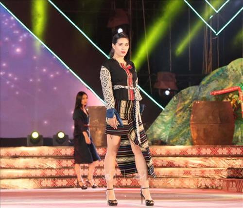 Nhiều hoa văn tinh tế, vừa truyền thống, vừa hiện đại từ thổ cẩm. Ảnh: Hưng Thịnh – TTXVN Nhiều hoa văn tinh tế, vừa truyền thống, vừa hiện đại từ thổ cẩm. Ảnh: Hưng Thịnh – TTXVN