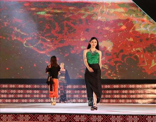 Một mẫu trang phục có chất liệu, cảm hứng từ thổ cẩm. Ảnh: Hưng Thịnh – TTXVN Một mẫu trang phục có chất liệu, cảm hứng từ thổ cẩm. Ảnh: Hưng Thịnh – TTXVN