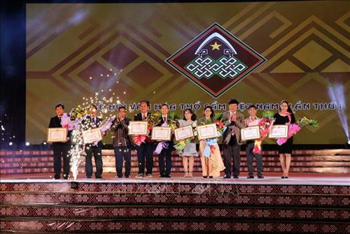 Ban Tổ chức trao tặng bằng khen cho các nhà tài trợ Lễ hội. Ảnh: Ngọc Minh – TTXVN Ban Tổ chức trao tặng bằng khen cho các nhà tài trợ Lễ hội. Ảnh: Ngọc Minh – TTXVN