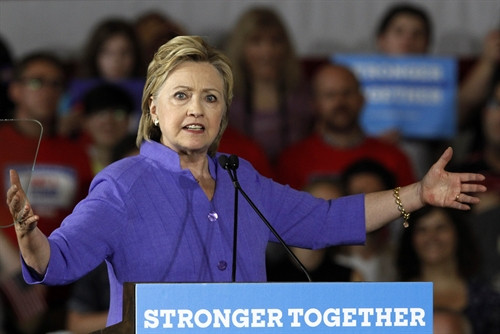Trong ảnh (tư liệu): Bà Hillary Clinton phát biểu trong chiến dịch vận động tranh cử tại Cincinnati, Ohio ngày 27/6. AFP/TTXVN