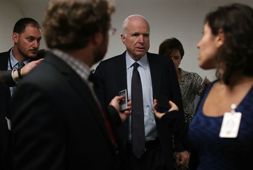 Thượng nghị sĩ Mỹ John McCain (giữa) trả lời báo giới tại thủ đô Washington ngày 12/7. AFP/TTXVN
