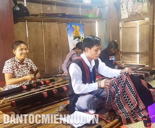 Người Pa Kô thường dệt thổ cẩm vào những ngày nông nhàn. Ảnh: Thanh Thủy Thổ cẩm là sản phẩm thiết yếu phục vụ nhu cầu của đồng bào và là một trong những sản phẩm tạo nên bản sắc văn hóa của người Pa Kô - Vân Kiều. Ảnh: Thanh Thủy Nghề dệt thổ cẩm được khôi phục và phát triển góp phần nâng cao thu nhập cho người Pa Kô - Vân Kiều. Ảnh: Thanh Thủy Tổ sản xuất dệt thổ cẩm của xã A Bung - xã có nhiều người biết dệt thổ cẩm theo lối truyền thống nhất trên địa bàn huyện Đakrông. Ảnh: Thanh Thủy