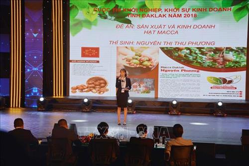Chị Phương trình bày Đề án “Sản xuất và kinh doanh hạt mắc ca” tại Cuộc thi Khởi nghiệp, khởi sự kinh doanh tỉnh Đắk Lắk năm 2018. Ảnh:Hoài Thu - TTXVN Chị Phương trình bày Đề án “Sản xuất và kinh doanh hạt mắc ca” tại Cuộc thi Khởi nghiệp, khởi sự kinh doanh tỉnh Đắk Lắk năm 2018. Ảnh:Hoài Thu - TTXVN
