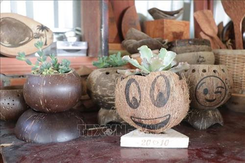 Các sản phẩm chế tạo từ gáo dừa. Ảnh: Huỳnh Phúc Hậu - TTXVN