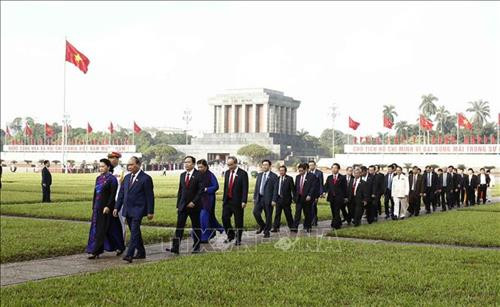 Thủ tướng Nguyễn Xuân Phúc, Chủ tịch Quốc hội Nguyễn Thị Kim Ngân cùng các đại biểu Quốc hội viếng Chủ tịch Hồ Chí Minh trước giờ khai mạc Kỳ họp. Ảnh: TTXVN Thủ tướng Nguyễn Xuân Phúc, Chủ tịch Quốc hội Nguyễn Thị Kim Ngân cùng các đại biểu Quốc hội viếng Chủ tịch Hồ Chí Minh trước giờ khai mạc Kỳ họp. Ảnh: TTXVN