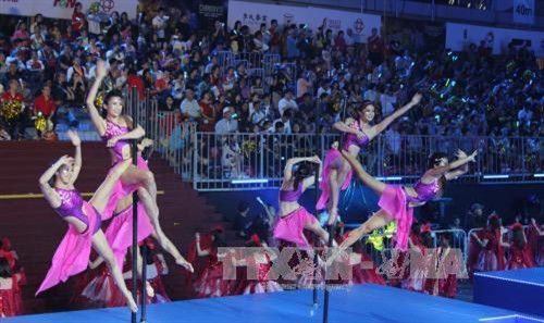 Các nghị sĩ thuộc Hiệp hội nhân dân thực hiện tiết mục múa cột trong lễ diễu hành