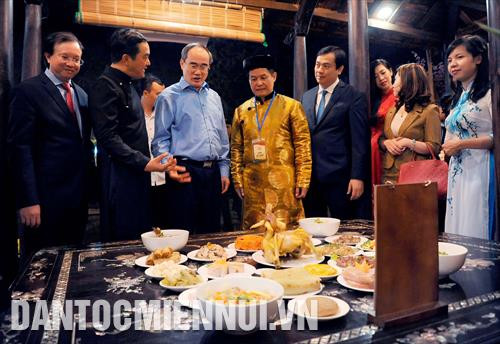 Bí thư Thành ủy Thành phố Hồ Chí Minh Nguyễn Thiện Nhân (áo xanh) cùng các đại biểu tham quan các không gian trưng bày mâm cỗ truyền thống ngày Tết tại lễ hội