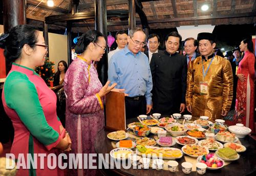 Bí thư Thành ủy Thành phố Hồ Chí Minh Nguyễn Thiện Nhân (áo xanh) cùng các đại biểu tham quan các không gian trưng bày mâm cỗ truyền thống ngày Tết tại lễ hội