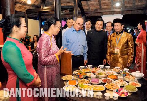 Bí thư Thành ủy Thành phố Hồ Chí Minh Nguyễn Thiện Nhân (áo xanh) cùng các đại biểu tham quan các không gian trưng bày mâm cỗ truyền thống ngày Tết tại lễ hội