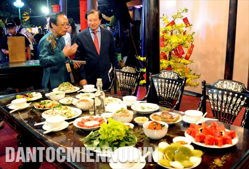 Các đại biểu tham quan mâm cỗ ngày Tết đặc trưng ở Miền Nam tại Lễ hội