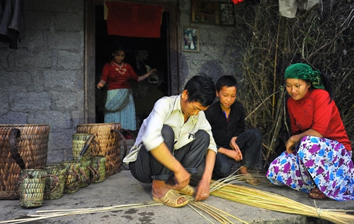 Người thợ ở đây từ xa xưa đã rất khéo léo và tinh tế trong việc phối hợp các loại vật liệu để sản phẩm được tạo ra không chỉ đa dạng mà còn lưu giữ được nhiều nét tự nhiên vốn có. Nghề đan quẩy tấu cần sự tỉ mẩn, đòi hỏi người thợ phải có đôi tay khéo léo, kỹ thuật chẻ nan đòi hỏi phải biết lách dao sao cho độ dày mỏng thật đều, thật phẳng thì sau đan mới dễ, mới đẹp. Người thợ ở đây từ xa xưa đã rất khéo léo và tinh tế trong việc phối hợp các loại vật liệu để sản phẩm được tạo ra không chỉ đa dạng mà còn lưu giữ được nhiều nét tự nhiên vốn có. Nghề đan quẩy tấu cần sự tỉ mẩn, đòi hỏi người thợ phải có đôi tay khéo léo, kỹ thuật chẻ nan đòi hỏi phải biết lách dao sao cho độ dày mỏng thật đều, thật phẳng thì sau đan mới dễ, mới đẹp.