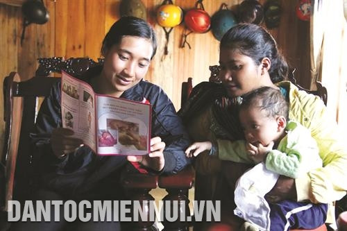 Cán bộ Đoàn viên xã Đạ Chais, huyện Lạc Dương tuyên truyền tới đoàn viên trong xã nhằm xóa bỏ các hủ tục trong hôn nhân, gia đình để nâng cao chất lượng cuộc sống