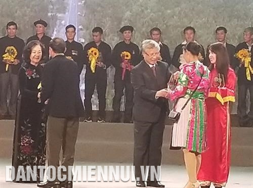 Đồng chí Trần Quốc Vượng, Ủy viên Bộ Chính trị, Thường trực ban Bí thư và đồng chí Trương Thị Mai, Ủy viên Bộ Chính trị, Trưởng ban Dân vận Trung ương chúc mừng các đại biểu là người uy tín tiêu biểu trong đồng bào DTTS năm 2018. Ảnh: Hoàng Hải Đồng chí Trần Quốc Vượng, Ủy viên Bộ Chính trị, Thường trực ban Bí thư và đồng chí Trương Thị Mai, Ủy viên Bộ Chính trị, Trưởng ban Dân vận Trung ương chúc mừng các đại biểu là người uy tín tiêu biểu trong đồng bào DTTS năm 2018. Ảnh: Hoàng Hải