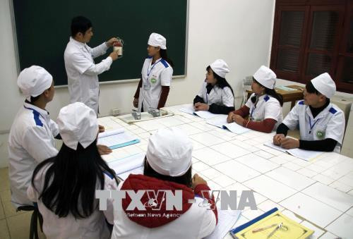 Là giảng viên Trường Cao đẳng Y tế Sơn La, anh Nguyễn Viết Chung luôn cố gắng gắn công tác giảng dạy với tuyên truyền hiến máu. Ảnh: Diệp Anh – TTXVN Là giảng viên Trường Cao đẳng Y tế Sơn La, anh Nguyễn Viết Chung luôn cố gắng gắn công tác giảng dạy với tuyên truyền hiến máu. Ảnh: Diệp Anh – TTXVN