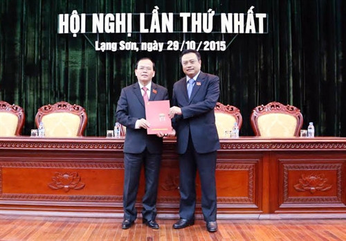 Đồng chí Ngô Văn Dụ, Ủy viên Bộ Chính trị, Bí thư Trung ương Đảng, Chủ nhiệm Ủy ban Kiểm tra Trung ương (bên trái) trao Quyết định của Bộ Chính trị chỉ định chức vụ Bí thư Tỉnh ủy Lạng Sơn khóa XVI cho đồng chí Trần Sỹ Thanh. Ảnh: Thái Thuần - TTXVN