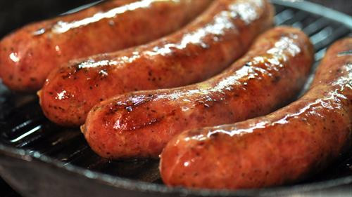 Các loại thịt nguột, thịt xông khói, xúc xích… luôn chứa một lượng đáng kể nitrates và nitrites, vốn là một tác nhân gây nên bệnh ung thư. Để bạn dễ hình dung, thì trong một cây xúc xích có chứa nhiều hơn 400% lượng nitrates và nitrites và nhiều hơn 50% chất béo so với một miếng thịt bò có cùng trọng lượng. Các loại thịt nguột, thịt xông khói, xúc xích… luôn chứa một lượng đáng kể nitrates và nitrites, vốn là một tác nhân gây nên bệnh ung thư. Để bạn dễ hình dung, thì trong một cây xúc xích có chứa nhiều hơn 400% lượng nitrates và nitrites và nhiều hơn 50% chất béo so với một miếng thịt bò có cùng trọng lượng.