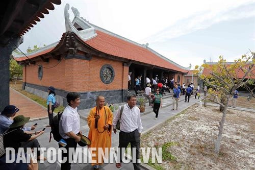 Chiến sĩ đảo Cô Lin ngày đêm nâng cao cảnh giác, canh giữ biển trời của Tổ quốc. Ảnh: Trần Việt Một buổi huấn luyện đội ngũ của cán bộ, chiến sĩ đảo Trường Sa Lớn. Ảnh: Trần Việt Chùa trên đảo Song Tử Tây có phong cách chùa Việt truyền thống, là ngôi chùa lớn nhất ở huyện đảo Trường Sa. Ảnh: Trần Việt Chùa trên đảo Song Tử Tây có phong cách chùa Việt truyền thống, là ngôi chùa lớn nhất ở huyện đảo Trường Sa Dự án trồng rau xanh nhà kính được triển khai tại đảo Sơn Ca với 2 khu nhà kính do Viện khoa học nông nghiệp miền Nam thực hiện và bàn giao cho đơn vị, đảm bảo cơ bản nhu cầu về rau xanh cho đảo Sơn Ca cũng như các đảo khác ở Trường Sa. Ảnh: Trần Việt Các chiến sĩ đảo Trường Sa Lớn duy trì thường xuyên các hoạt động thể thao để rèn luyện sức khỏe và nâng cao đời sống tinh thần. Ảnh: Trần Việt Chiến sĩ đảo Cô Lin ngày đêm nâng cao cảnh giác, canh giữ biển trời của Tổ quốc. Ảnh: Trần Việt Một buổi huấn luyện đội ngũ của cán bộ, chiến sĩ đảo Trường Sa Lớn. Ảnh: Trần Việt Chùa trên đảo Song Tử Tây có phong cách chùa Việt truyền thống, là ngôi chùa lớn nhất ở huyện đảo Trường Sa. Ảnh: Trần Việt Chùa trên đảo Song Tử Tây có phong cách chùa Việt truyền thống, là ngôi chùa lớn nhất ở huyện đảo Trường Sa Dự án trồng rau xanh nhà kính được triển khai tại đảo Sơn Ca với 2 khu nhà kính do Viện khoa học nông nghiệp miền Nam thực hiện và bàn giao cho đơn vị, đảm bảo cơ bản nhu cầu về rau xanh cho đảo Sơn Ca cũng như các đảo khác ở Trường Sa. Ảnh: Trần Việt Các chiến sĩ đảo Trường Sa Lớn duy trì thường xuyên các hoạt động thể thao để rèn luyện sức khỏe và nâng cao đời sống tinh thần. Ảnh: Trần Việt