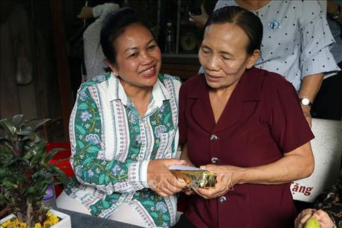Đại diện Đoàn đại biểu cấp cao Hội Phụ nữ Campuchia vì Hòa bình và Phát triển thăm hỏi và tặng quà tại gia đình cựu quân nhân tình nguyện Cao Thị Yến. Ảnh: Lê Sen - TTXVN