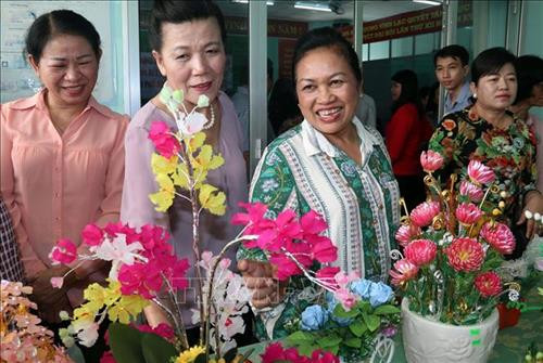 Các đại biểu thăm mô hình kết cườm, hoa voan, giấy lụa. Ảnh: Lê Sen - TTXVN