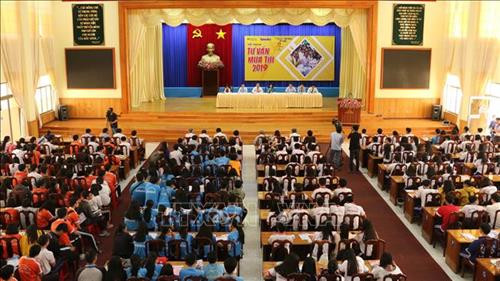 Đại diện ban tư vấn giải đáp thắc mắc của các em học sinh. Ảnh: Công Mạo -TTXVN