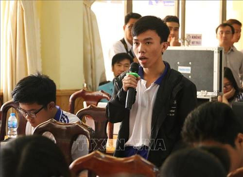 Học sinh đặt câu hỏi tại buổi tư vấn. Ảnh: Công Mạo - TTXVN